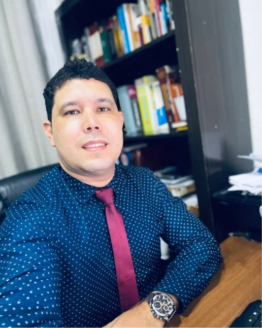 Dr. Thiago Ferreira Faria em seu escritório em Campo Grande