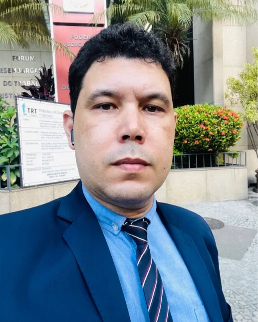 Dr. Thiago Ferreira Faria em frente à fachada do fórum