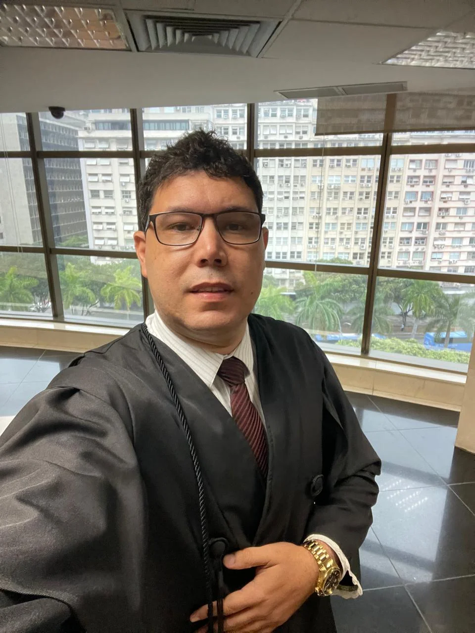 Dr. Thiago Ferreira Faria, advogado, com toga em plenário de tribunal durante o dia